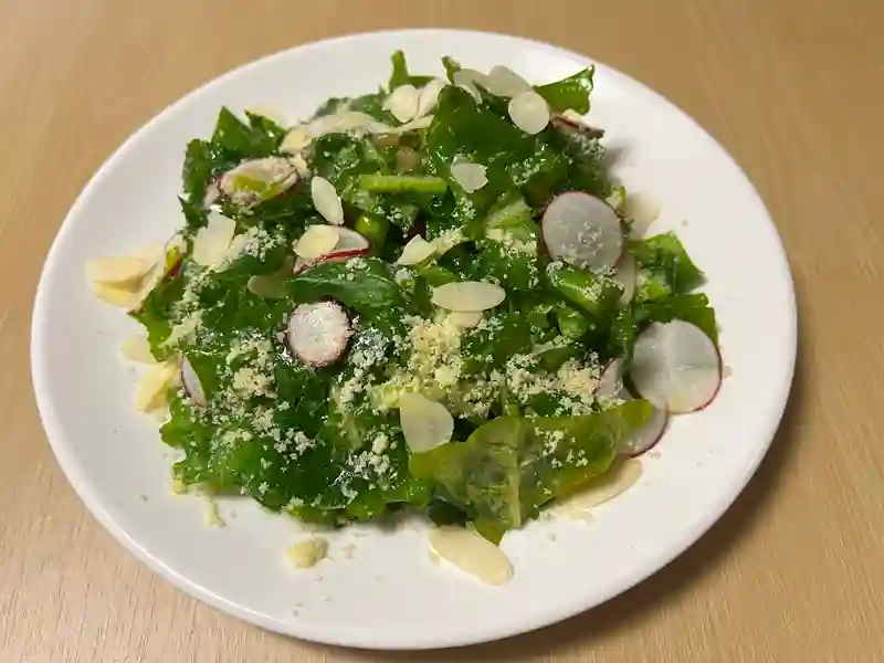 たっぷりケールのチーズナッツサラダ